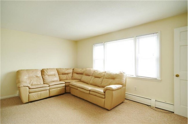 Foto del edificio - 212 Hansen Ave