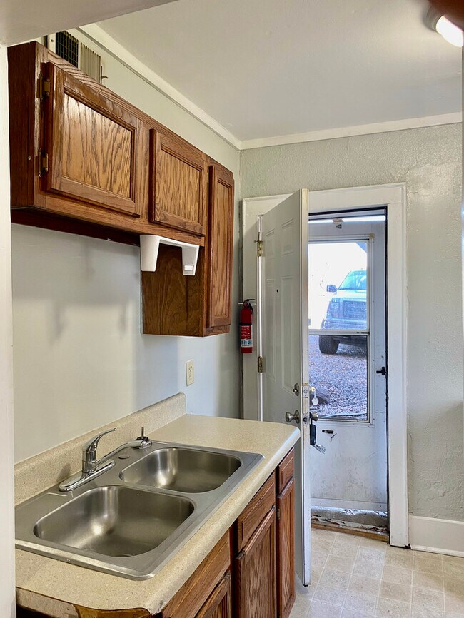 Foto del edificio - 1223 E 8th St