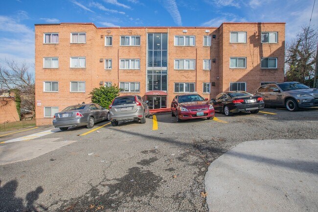 Foto del edificio - Lovely 2 BR/1 BA Apartment in Barry Farms!