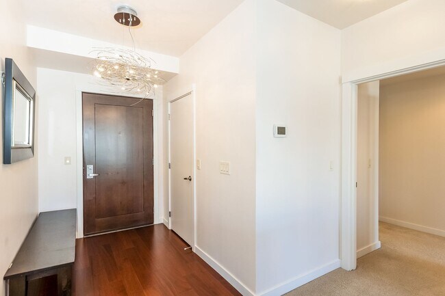 Foto del edificio - Stunning 2 Bedroom 2 Bath condo, with 2 Parking spots in the heart of vibrant Kirkland for Rent