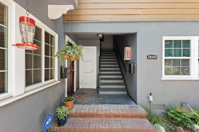Photo - 4460 Moorpark Way (Los Angeles, CA) Apartment