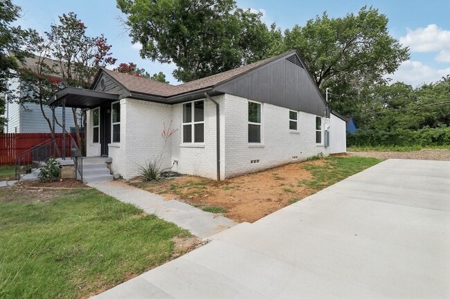 Building Photo - 1105 N Sylvania Ave