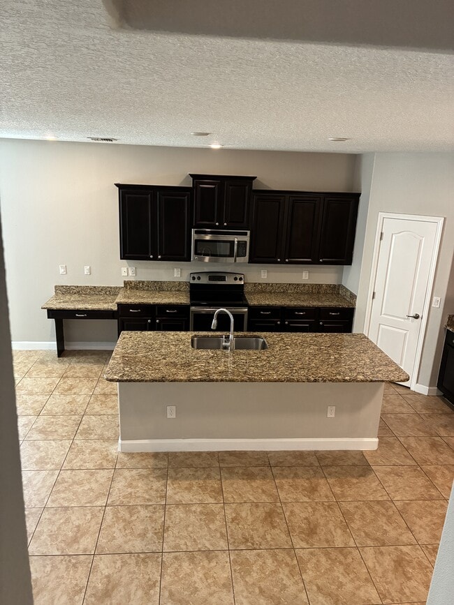 Foto del edificio - 3201 Bayflower Ave