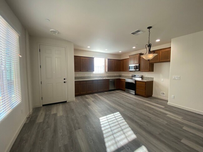 Building Photo - Gorgous 3 Bedroom 2.5 Bath Home in Gated Winding Meadow Village