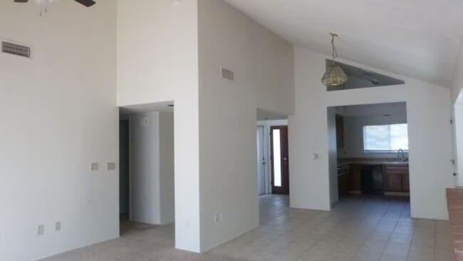 Building Photo - LAURELGLEN !