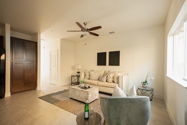 Foto del edificio - 908 N Olive Ave