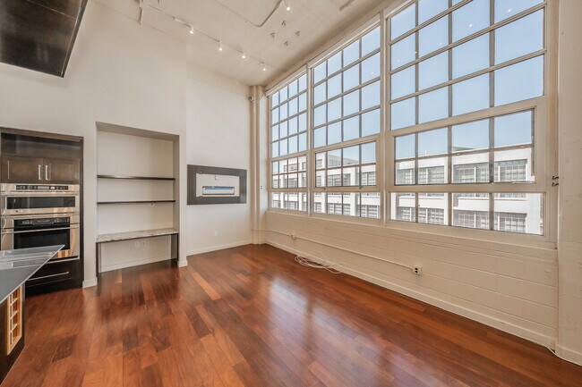 Building Photo - 2600 W 7th St