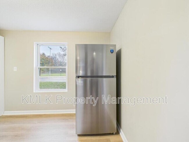 Foto del edificio - 9042 Maple Grove Rd