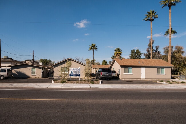 Building Photo - 2308 N 28th Pl