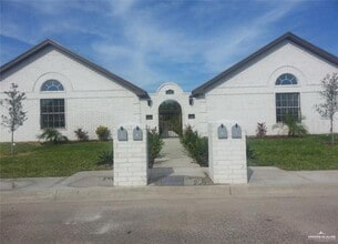 Building Photo - 6 W Candlelight Ln