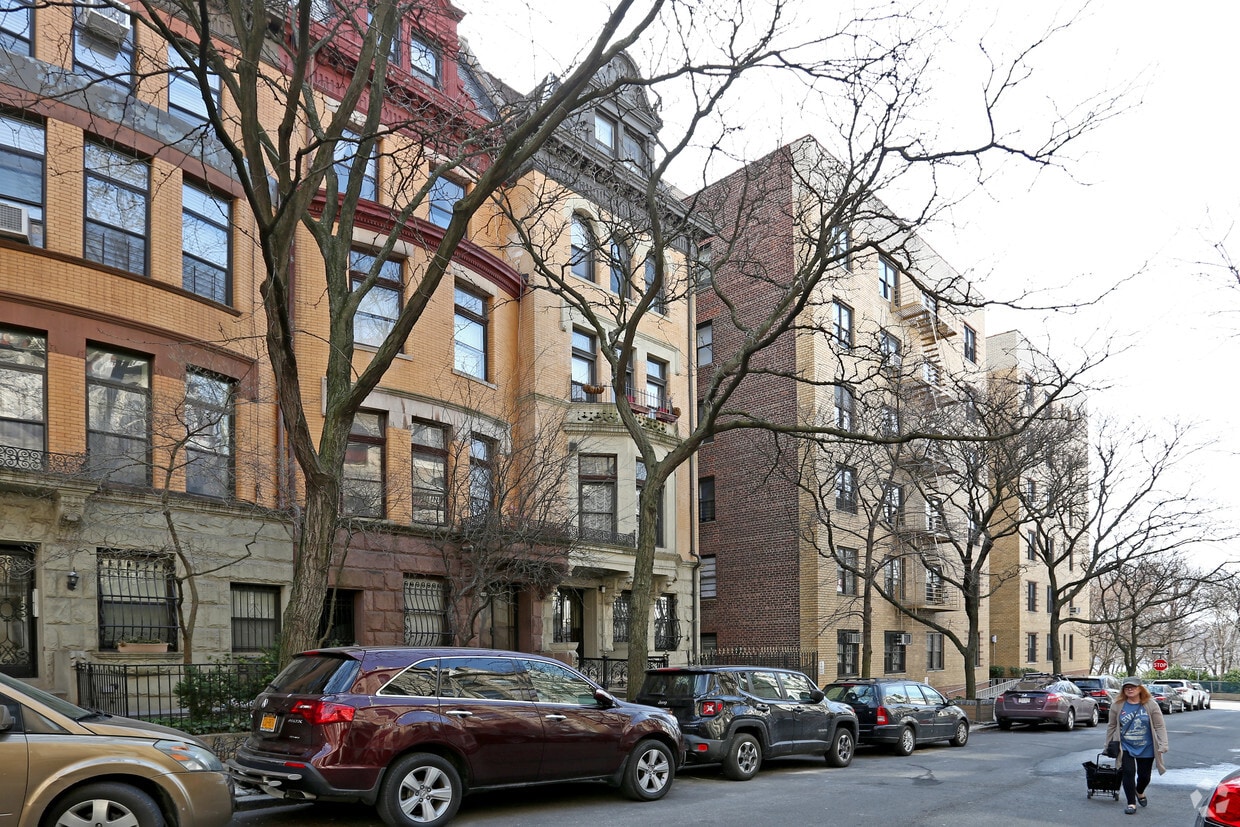 Building Photo - 318 W 107th St