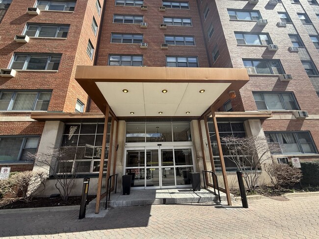 Building Photo - 2909 N Sheridan Rd