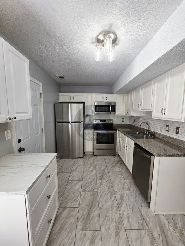 Building Photo - 17 Middlebrook Dr