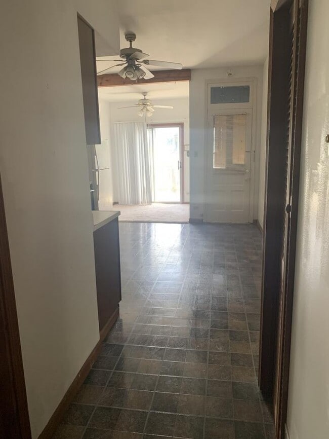 Building Photo - 2 bedroom in Chicago IL 60657