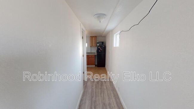 Building Photo - 756 1/2 Maple Street Unit B