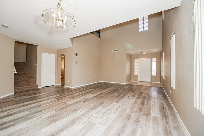 Building Photo - Spacious home with high ceilings!  Availab...