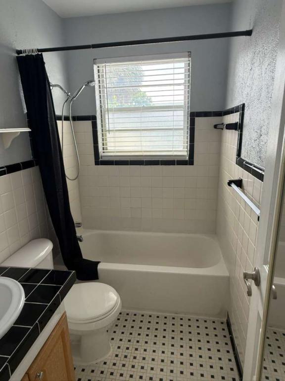 Foto del edificio - 140 Frazar Rd