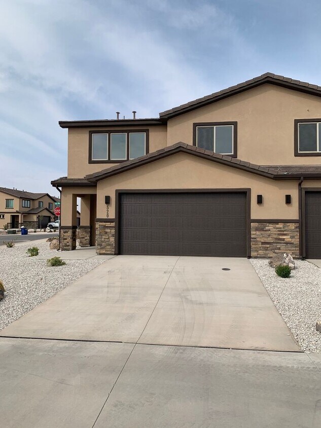 Foto principal - Townhome in Hurricane