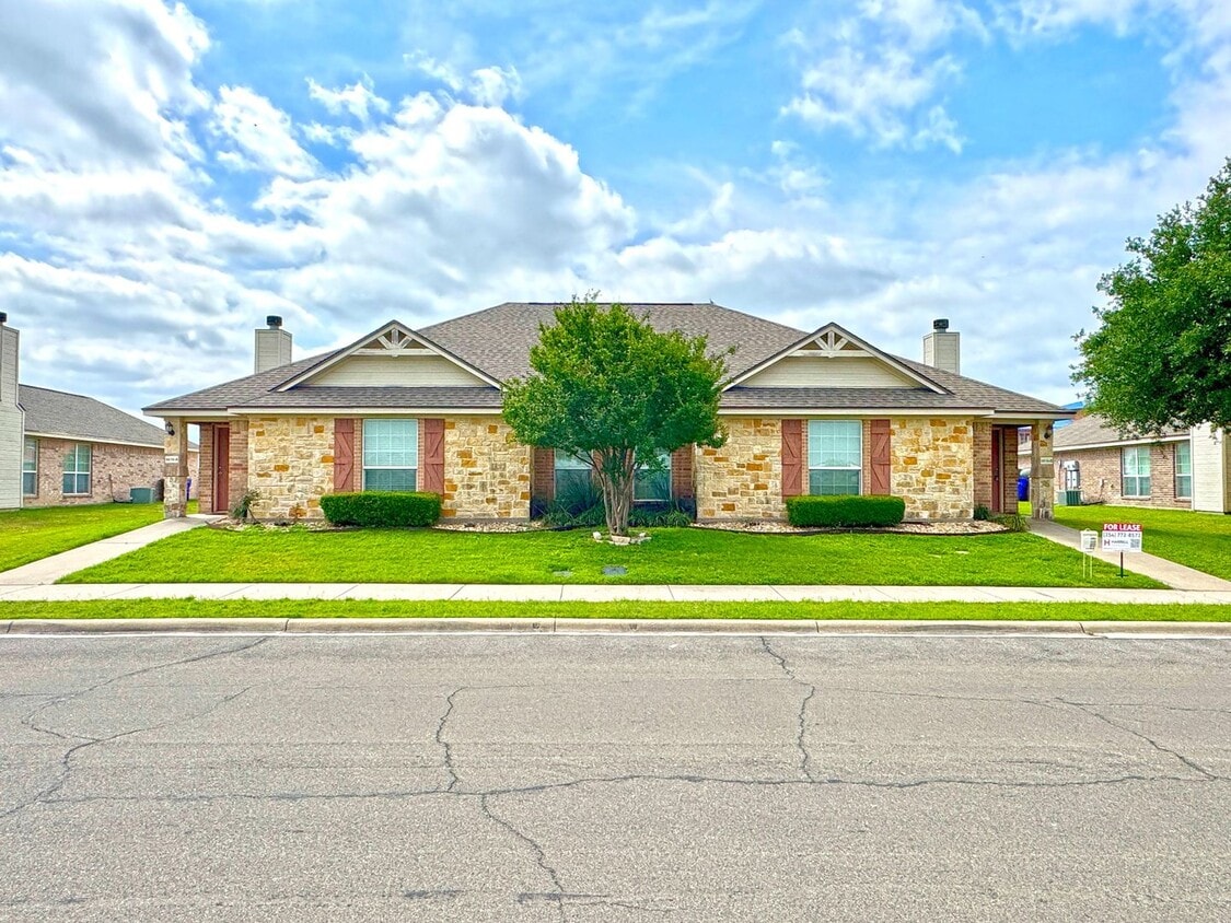 Primary Photo - Salem Way Luxury Townhomes