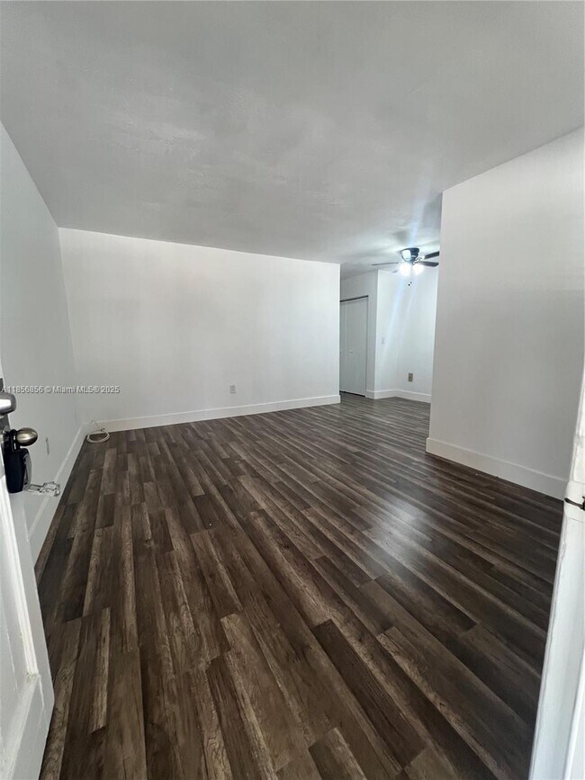 Foto del edificio - 7130 W 11th Ct