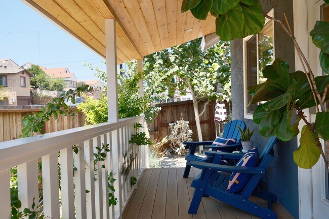 Foto del edificio - Charming 3bed/2 Bath Private Gated Main House with Vaulted Ceilings, Parking, and Laundry in the ...