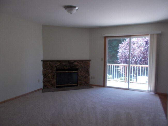 Building Photo - Nicely Updated 2BR 1 BA Kirkland Condo! Fi...