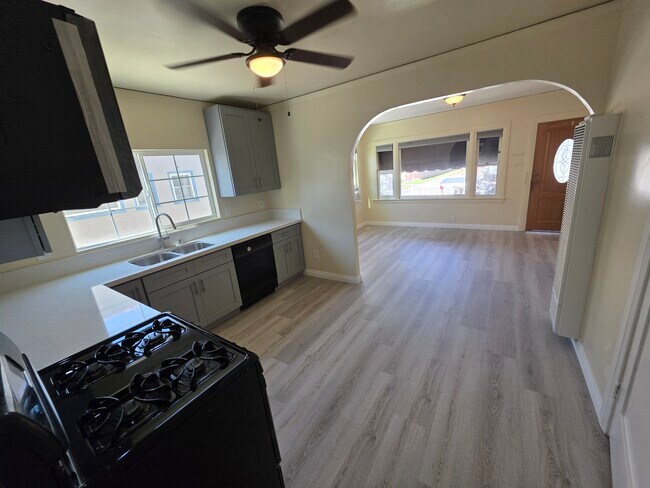 Foto del edificio - 270 Newport Ave