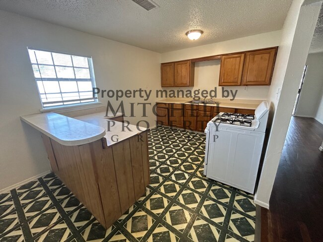 Building Photo - Cute 2 bedroom 1 bath with a garage!
