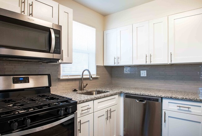Foto del edificio - Camp Hill Plaza Apartment Homes