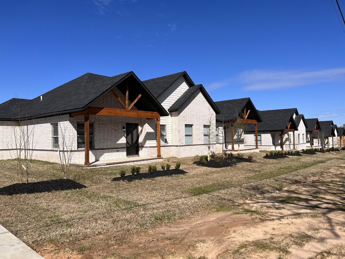 Primary Photo - 8018 Massard Rd