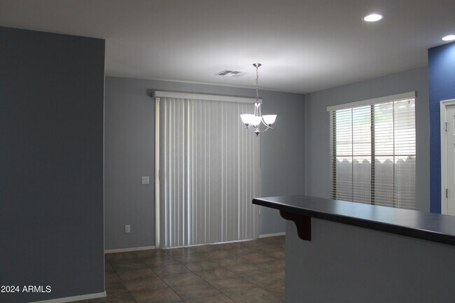 Foto del edificio - 21075 E Pickett St