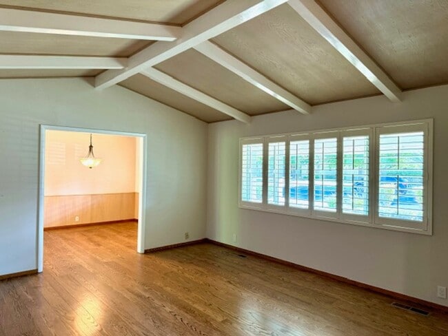 Building Photo - Beautifully updated single level home in N...