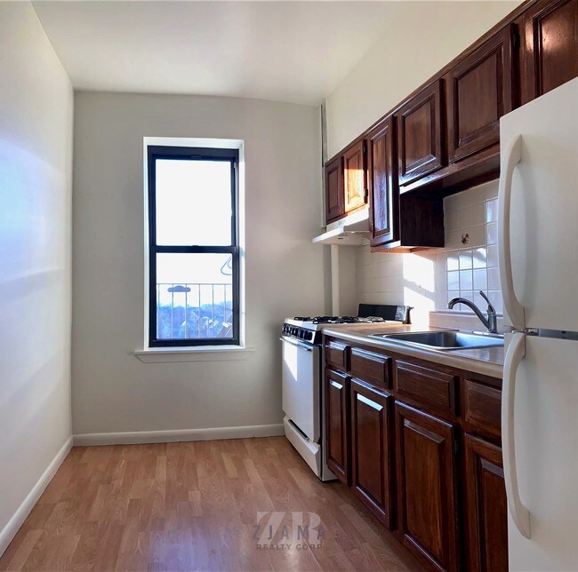 Foto del edificio - 8612 Ridge Blvd