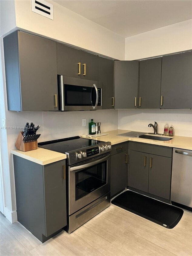 Foto principal - 5700 Collins Ave