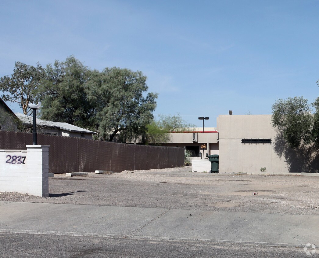 Primary Photo - 2837 N Euclid Ave