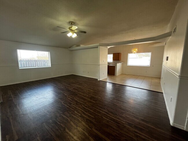 Foto del edificio - Beautiful 3 bedroom located in S.E. Heights with a HUGE backyard!