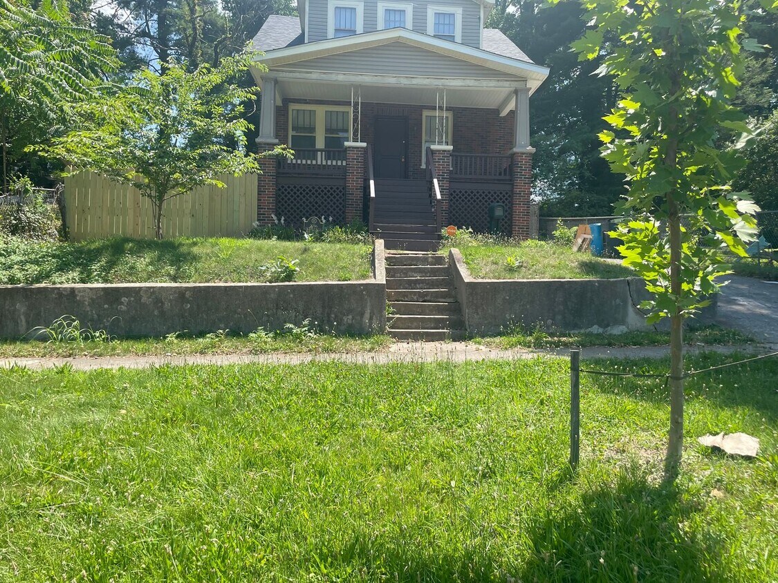 Foto principal - 3 bedroom 1 bath house for rent