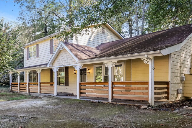 Building Photo - 3200 Carmel Dr