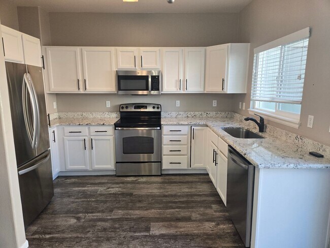 Building Photo - Updated Autumn Chase Townhome