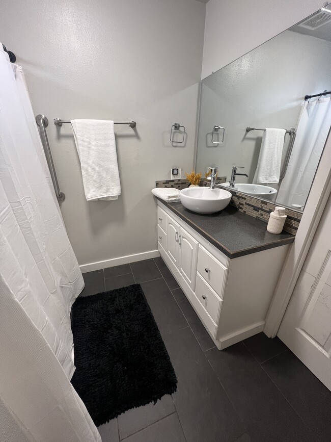 Full Bathroom - 7100 W Limelight St