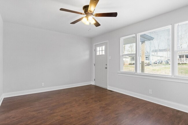 Building Photo - 136 W Rossview Rd