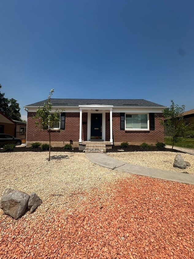 Primary Photo - Adorable Home!!!