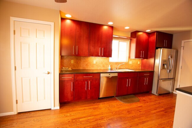 Foto del edificio - 4585 Hennings Dr
