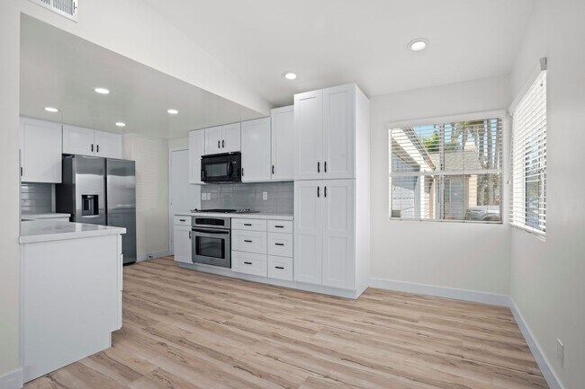 Building Photo - Beautiful 3Br/2Ba - Just Renovated! Desira...