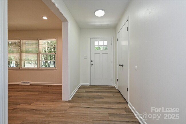 Building Photo - 5121 Farm Pond Ln