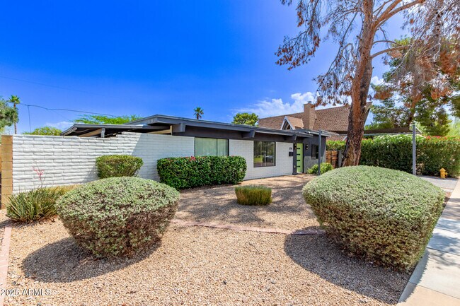 Foto del edificio - 3710 E Altadena Ave