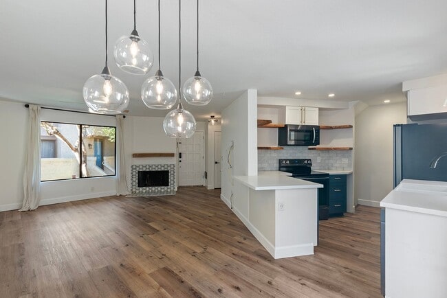 Foto del edificio - Light-Filled 2BR/2.5BA Townhouse with Private Patio & 2-Car Garage Near UCSD & UTC