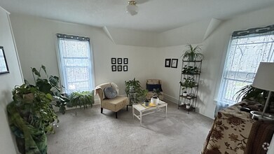 Building Photo - 509 E Maple St