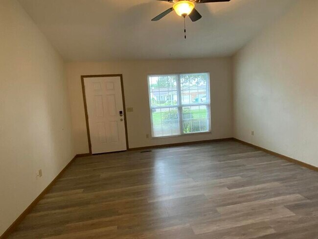 Building Photo - 616 Carol Ann Dr
