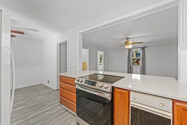 Building Photo - Charming 3-bedroom House
